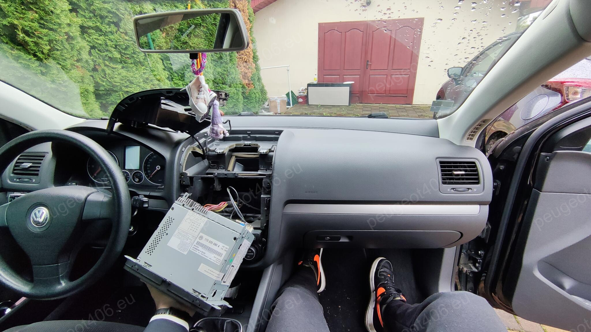 Read more about the article Volkswagen Golf 5 (1K1/1K5) RNS510 rendszer bővítése gyári bluetooth modullal, kilépőfény pótlás