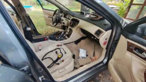Read more about the article Peugeot 607 Z8 navigáció beépítés, kijelző csere