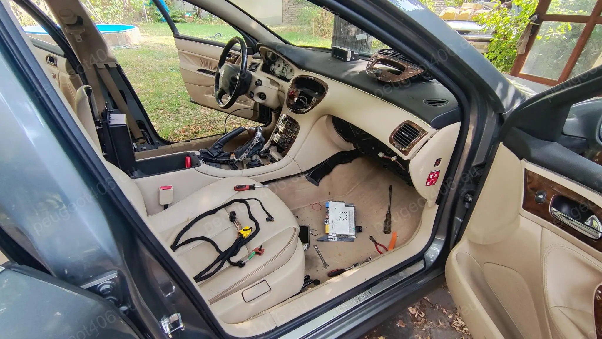Read more about the article Peugeot 607 Z8 navigáció beépítés, kijelző csere