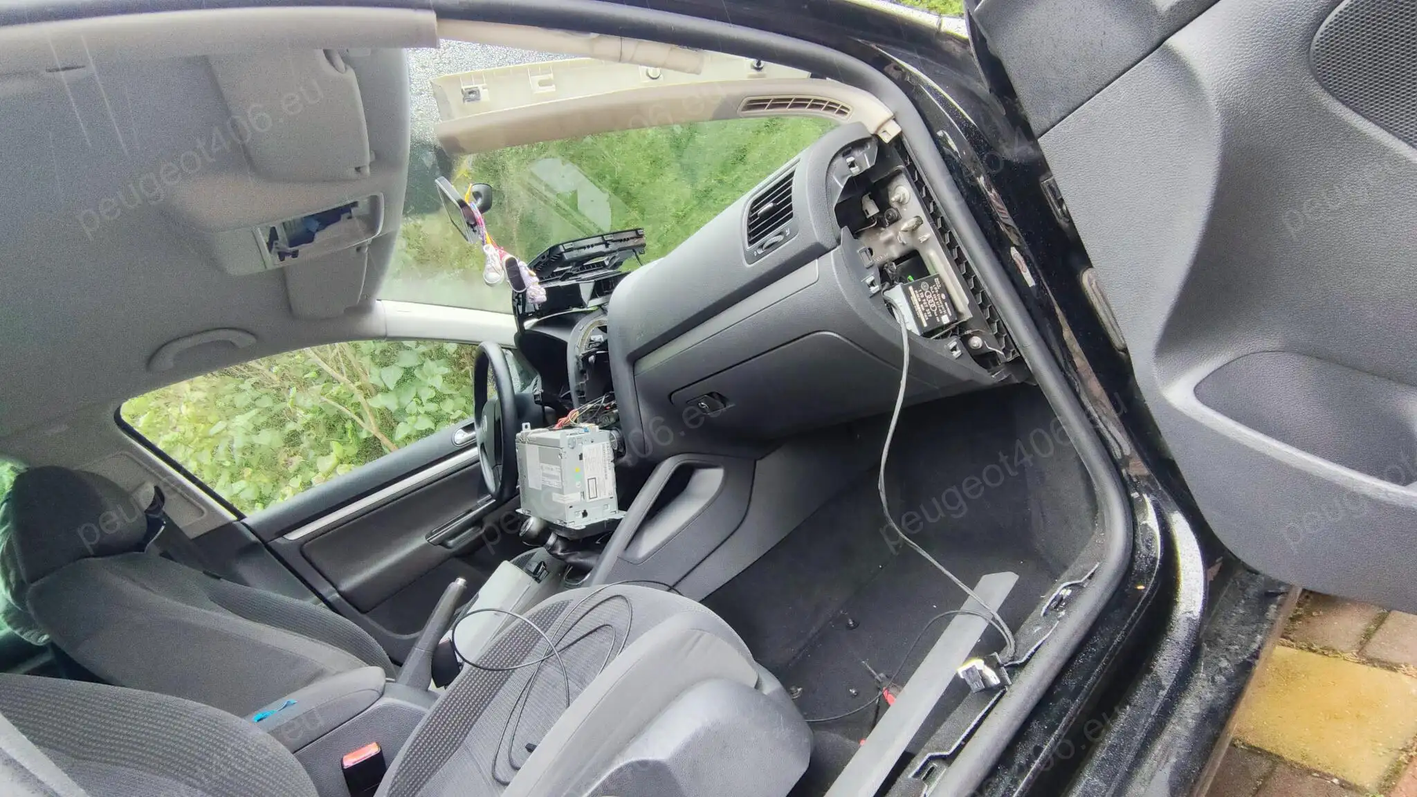 Read more about the article Volkswagen Golf 5 (1K1/1K5) RNS510 rendszer bővítése gyári bluetooth modullal, kilépőfény pótlás