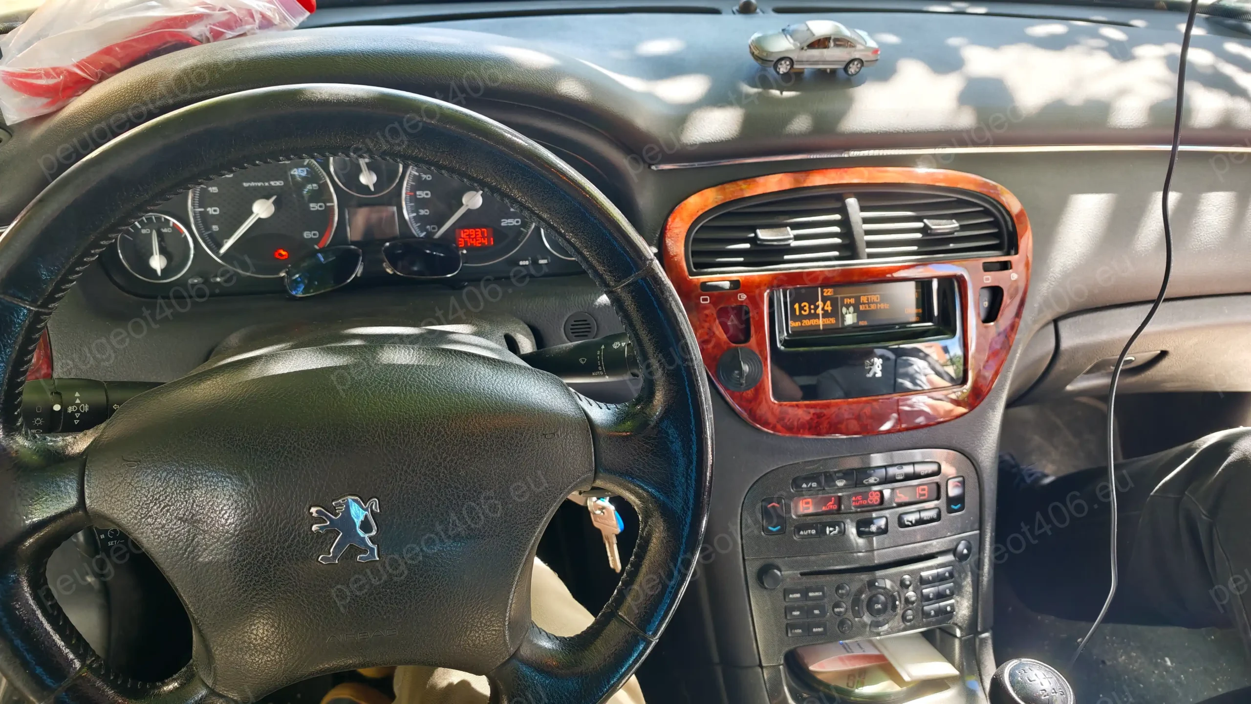 Read more about the article Peugeot 607 RT3 beépítés – RD4 fejegység cseréje nagy színes kijelzőre